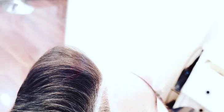Módní pánský střih či úprava vousů v tradičním barber shopu