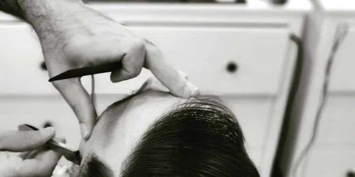 Módní pánský střih či úprava vousů v tradičním barber shopu