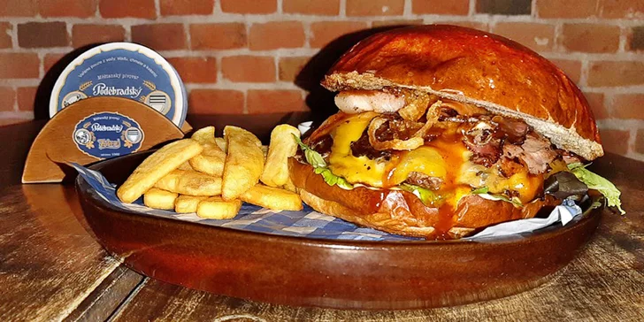 Hovězí burger v domácí bulce, hranolky a tatarka pro 1 i 2 os.