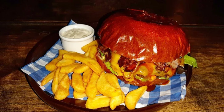 Hovězí burger v domácí bulce, hranolky a tatarka pro 1 i 2 os.