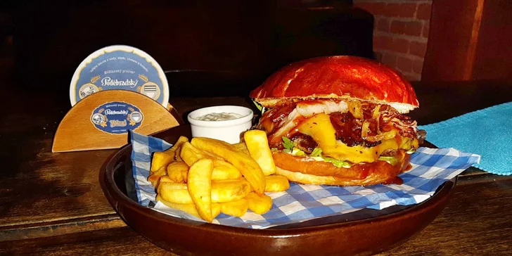 Hovězí burger v domácí bulce, hranolky a tatarka pro 1 i 2 os.