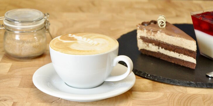 Posezení v kavárně: káva podle výběru, horká čokoláda i zákusek