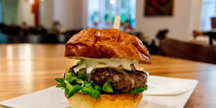 Burger podle výběru z 8 druhů, bramborové lupínky, dip, salát i předkrm