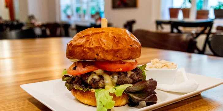 Burger podle výběru z 8 druhů, bramborové lupínky, dip, salát i předkrm
