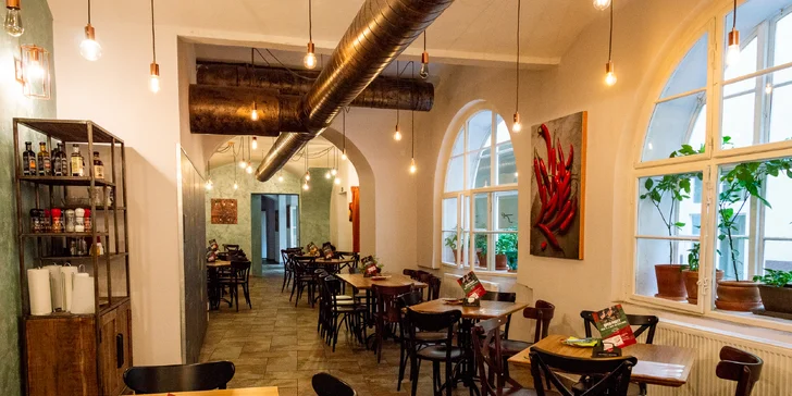 Burger podle výběru z 8 druhů, bramborové lupínky, dip, salát i předkrm