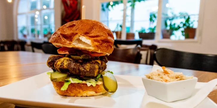 Burger podle výběru z 8 druhů, bramborové lupínky, dip, salát i předkrm