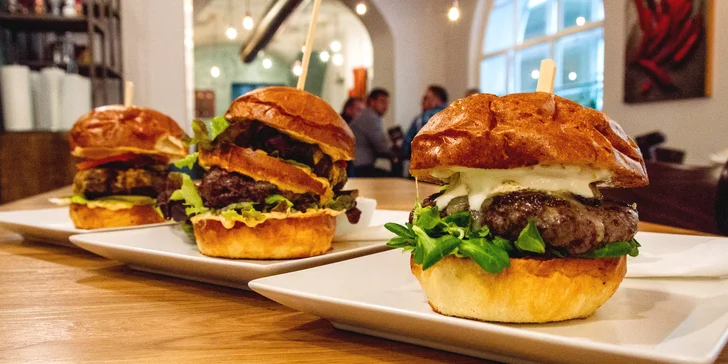 Burger podle výběru z 8 druhů, bramborové lupínky, dip, salát i předkrm