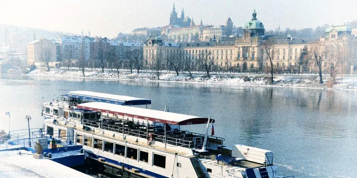 Prosincové adventní plavby po Vltavě s vánočním cukrovím a koledami i jídlem