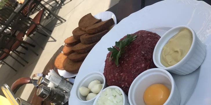 Pořádné jídlo: 500 g nenamíchaného tataráku a neomezené množství topinek