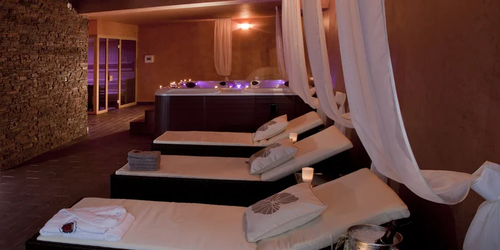 2 hodiny relaxace v privátní vířivce pro 2–4 osoby, třeba i se saunou či masáží