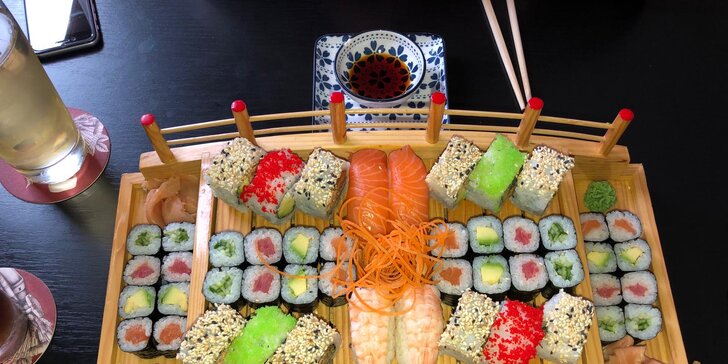 Sety s 24–72 ks sushi i s miso polévkami, wakame saláty nebo minizávitky
