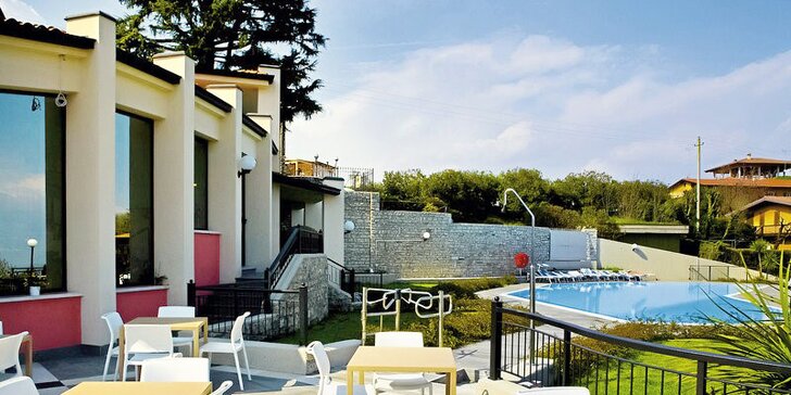 Dovolená u italského Lago di Garda: hotel s výhledem, snídaně a letní bazén
