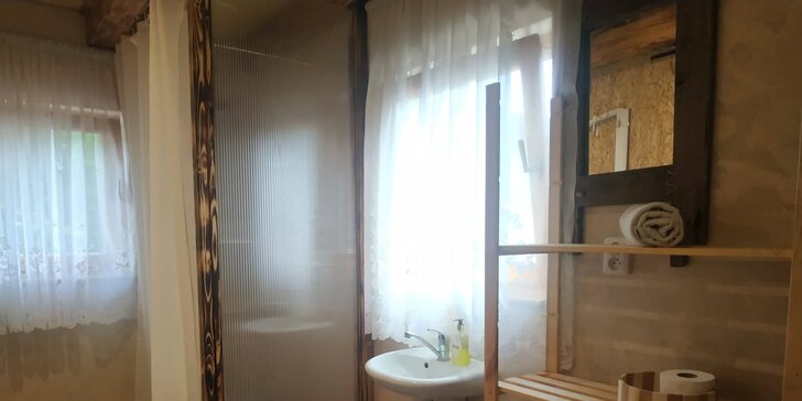 Apartmán přímo pod Karlštejnem: snídaně, privátní sauna a vířivka