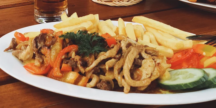 Maso v hlavní roli: Menu pro dva s přílohou a případně i s dezertem v restauraci U Vavříků