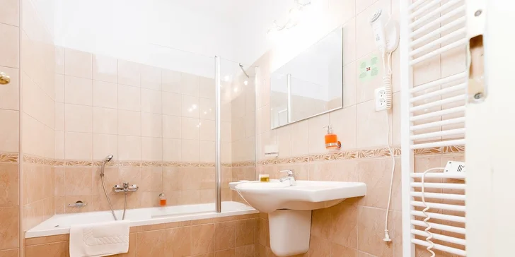 Pobyt ve 4* hotelu v centru Varů: snídaně či polopenze i wellness procedury
