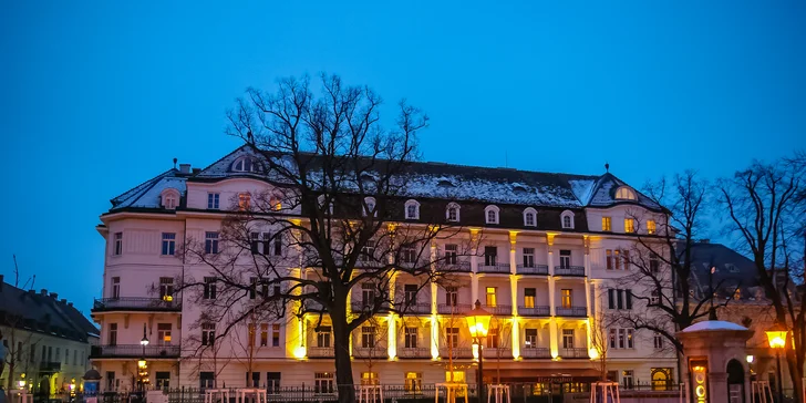Tradiční běh čertů v Badenu s koupáním v lázních Römertherme