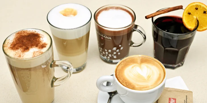 Horký nápoj podle výběru: kořeněný chai latte, čokoláda, svařák i espresso