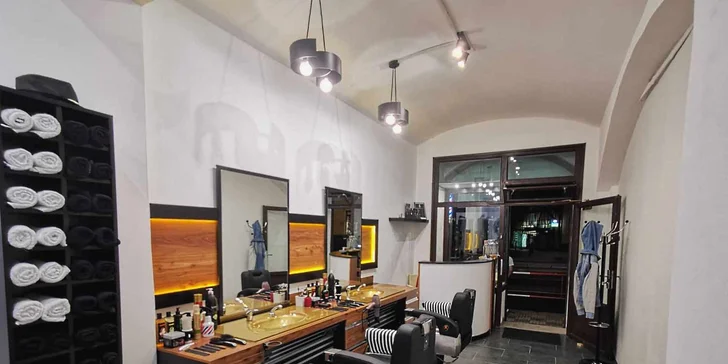 Módní pánský střih či úprava vousů v tradičním barber shopu