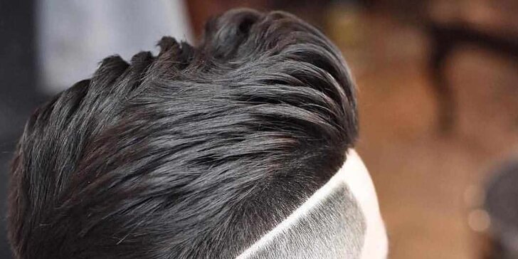 Módní pánský střih či úprava vousů v tradičním barber shopu