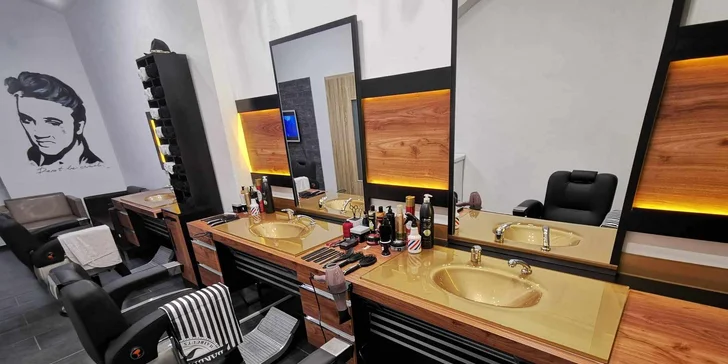Módní pánský střih či úprava vousů v tradičním barber shopu