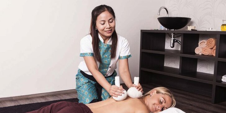 Nastartujte den hodinovou masáží: dopolední thajská masáž v centru Plzně