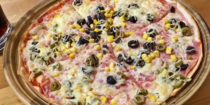 Dvě křupavé pizzy o průměru 32 cm na odnos s sebou a limonáda