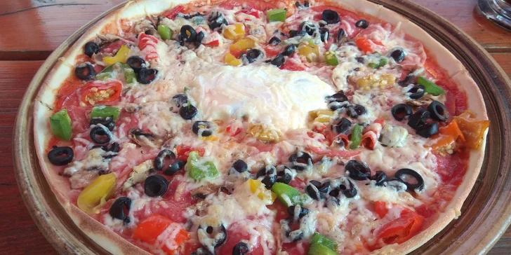 Dvě křupavé pizzy o průměru 32 cm na odnos s sebou a limonáda