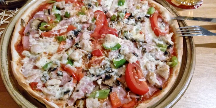 Dvě křupavé pizzy o průměru 32 cm na odnos s sebou a limonáda