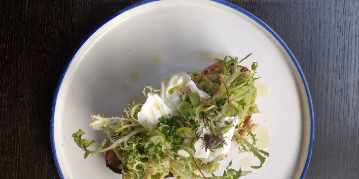 Snídaně od kuchaře s praxí z michelinských restaurací: avokádový chléb, teplý nápoj i sekt