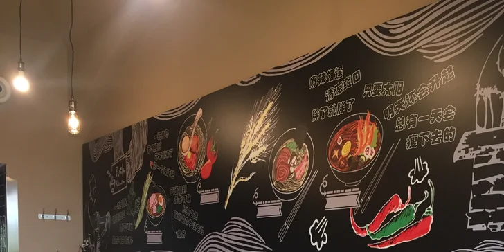 Japonská polévka Tonkotsu ramen s vepřovým masem a nudlemi v Ramen Baru na Vinohradech