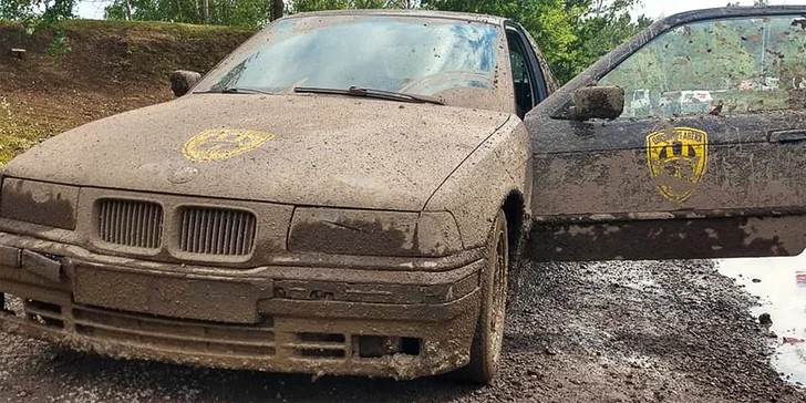 Špinavá jízda na šotolině v dirt káře, 300m terénní aréna připravená k driftu