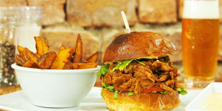 Burger s trhaným vepřovým masem, koriandrem a hranolky