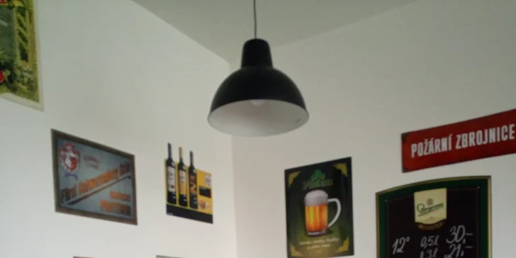 Grilované vepřové koleno na černém pivu a půllitr točeného piva Staropramen 11°