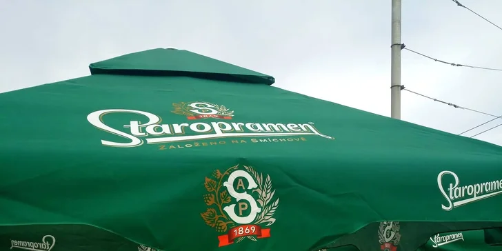 Grilované vepřové koleno na černém pivu a půllitr točeného piva Staropramen 11°