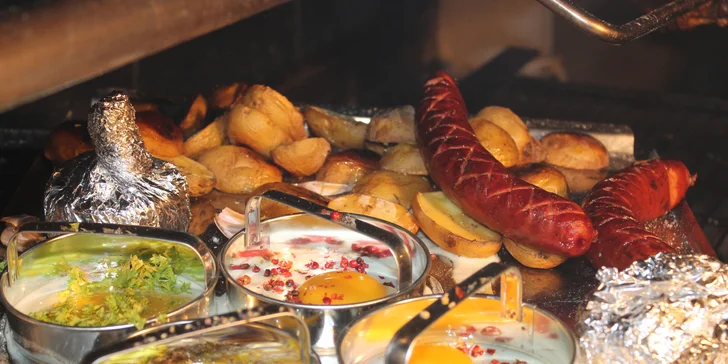 Pořádná porce dobrot: hostina s masem, rybou i hermelínem pro partu 4 nebo 8 osob