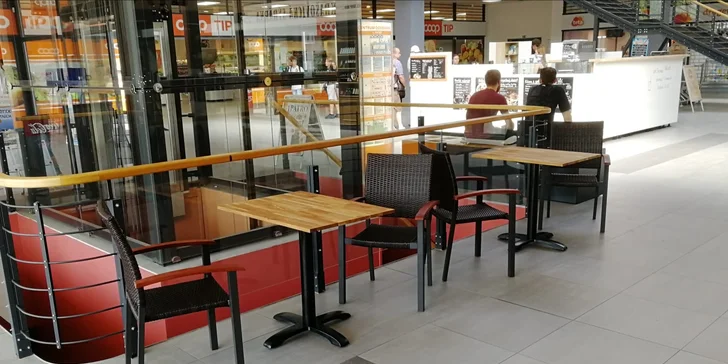 Zahřejte se a zamlsejte: horká jablečná šťáva se skořicí a muffin