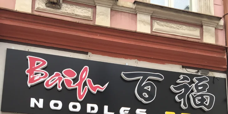 Japonská polévka Tonkotsu ramen s vepřovým masem a nudlemi v Ramen Baru na Vinohradech