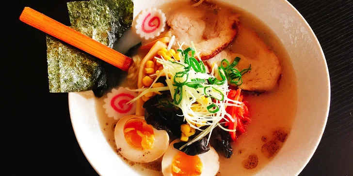 Japonská polévka Tonkotsu ramen s vepřovým masem a nudlemi v Ramen Baru na Vinohradech