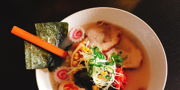 Japonská polévka Tonkotsu ramen s vepřovým masem a nudlemi v Ramen Baru na Vinohradech
