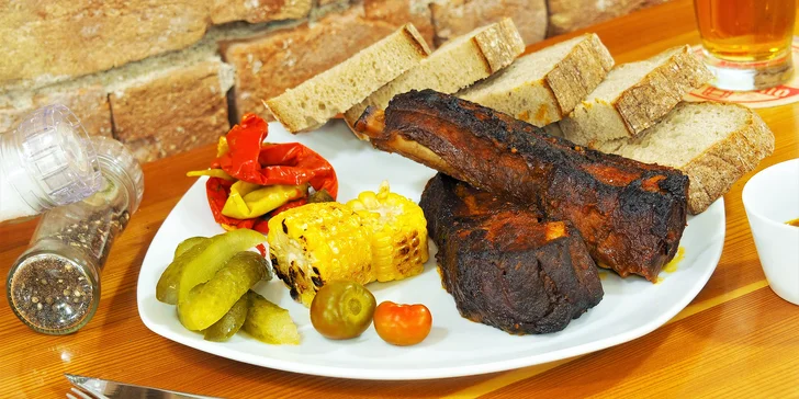 Vepřová pečená žebra s křenem, hořčicí a čerstvým chlebem