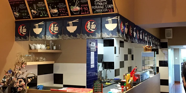 Japonská polévka Tonkotsu ramen s vepřovým masem a nudlemi v Ramen Baru na Vinohradech
