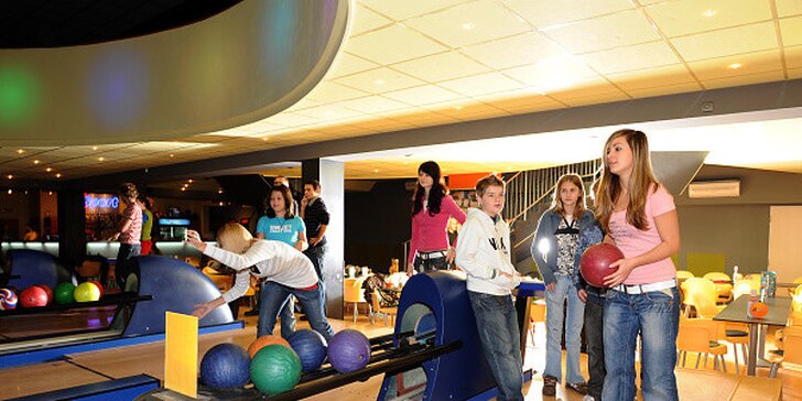 Hodina bowlingu až pro 8 hráčů v oblíbeném centru A-sport