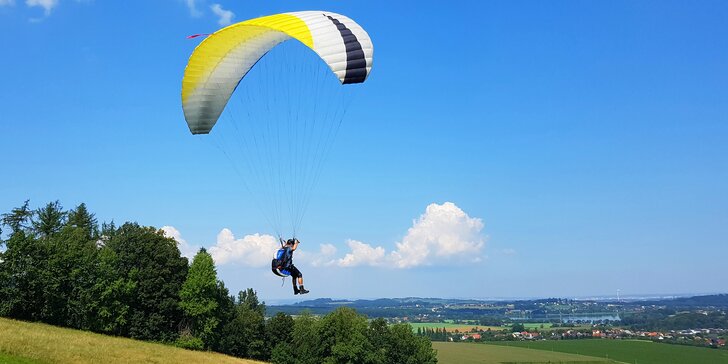 Naučte se vzlétnout i přistát: 4denní základní kurz paraglidingu na Rané u Loun