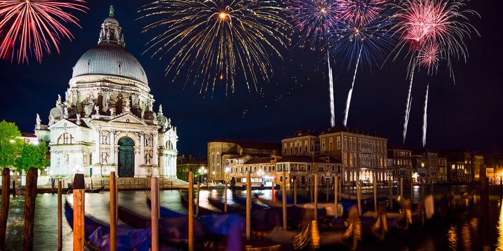 Silvestr v Benátkách na palubě lodi s přípitkem a ohňostrojem