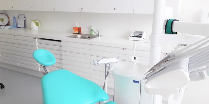 Dentální hygiena s Air Flow a fluoridací: 50 minut pro zdraví chrupu
