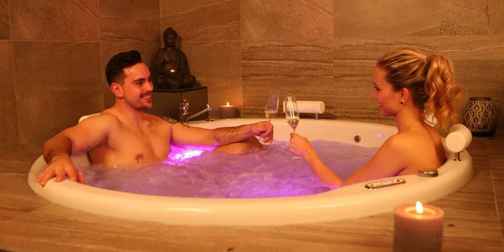 Báječný relax v Kleopatřině koupeli pro 2: privátní wellness s romantikou i sektem