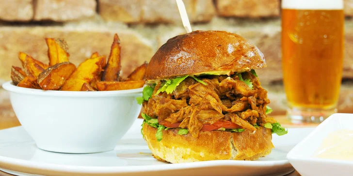 Burger s trhaným vepřovým masem, koriandrem a hranolky