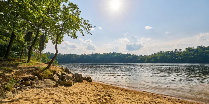 Glamping Slapy se nachází přímo u přehrady.