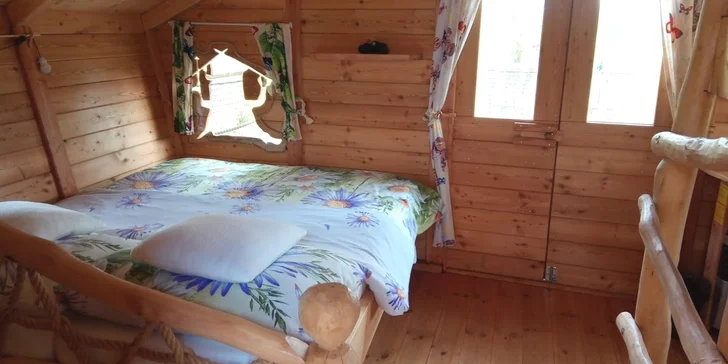 V domečku je manželská postel a palanda.