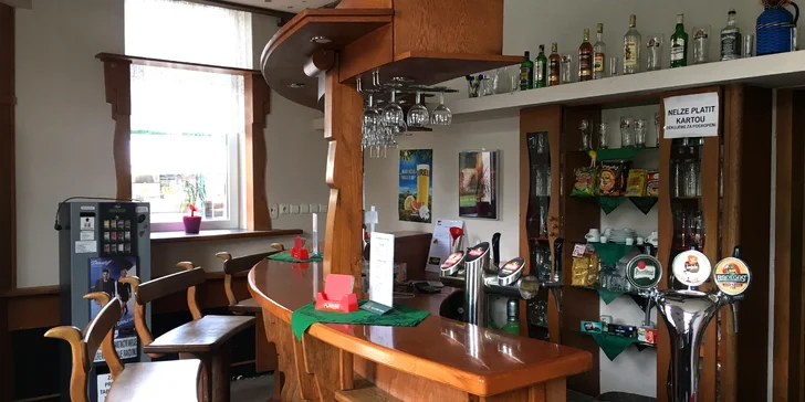 Kuřecí křidélka plněná nivou a mletým masem včetně dipu a přílohy